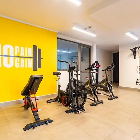 Luxury Retreat W/ 2Br, Wifi, Pool, Gym Apartment